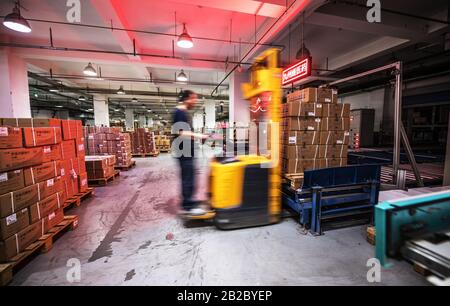 Pechino, CINA - 03 GIUGNO 2019: Moderna automazione della produzione di magazzini in Cina. Foto Stock