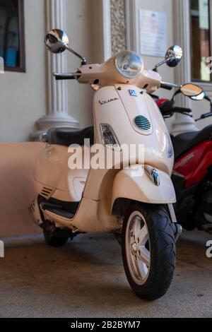 Patong, Phuket Thailand, 5 gennaio 2020: MOTOBIKE beige in stile retrò si trova nel parcheggio, foto verticale di primo piano. Foto Stock