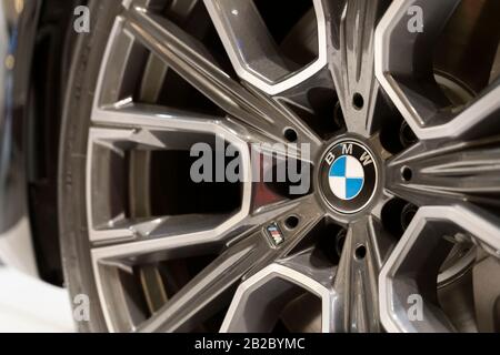 Bangkok, Thailandia, 5 gennaio 2020: Ruota in lega originale con il logo BMW primo piano nello showroom. Foto Stock