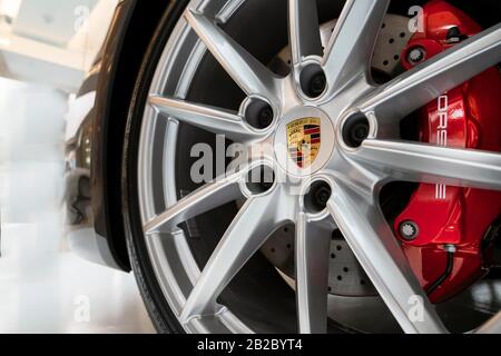 Bangkok, Thailandia, 5 gennaio 2020: Ruota originale Porsche con pneumatico a basso profilo da vicino. Foto Stock