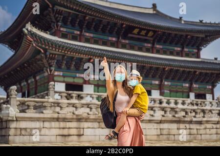 Mamma e figlio turisti in maschera medica a Seoul, Corea del Sud. Viaggio verso il concetto di Corea. Viaggiare con i bambini concept Turisti temono il virus ncov 2019 Foto Stock