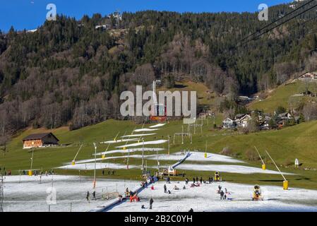 Engelberg, Svizzera - 29 dicembre 2019: Skilift con neve artificiale prodotto da cannoni da neve a Engelberg sulle alpi svizzere Foto Stock