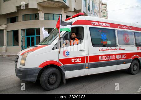 29 Febbraio 2020: Città Di Gaza, Palestina. 01 Marzo 2020. La direzione Generale della Difesa civile Palestinese a Gaza organizza una parata dei loro veicoli a Gaza per celebrare la Giornata Mondiale della Difesa civile. La Giornata mondiale della difesa civile commemora l'entrata in vigore della costituzione dell'Organizzazione internazionale della difesa civile (ICDO) come organizzazione intergovernativa nel 1972, allo scopo di sensibilizzare l'opinione pubblica sul significato della protezione civile e sull'importanza della preparazione, della prevenzione, E misure di autoprotezione in caso di incidenti o disastri (Credit Image: © Ahmad Ha Foto Stock