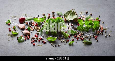 Erbe e spezie su una lavagna di grafite Foto Stock