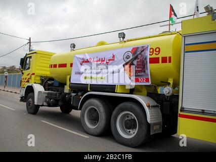 29 Febbraio 2020: Città Di Gaza, Palestina. 01 Marzo 2020. La direzione Generale della Difesa civile Palestinese a Gaza organizza una parata dei loro veicoli a Gaza per celebrare la Giornata Mondiale della Difesa civile. La Giornata mondiale della difesa civile commemora l'entrata in vigore della costituzione dell'Organizzazione internazionale della difesa civile (ICDO) come organizzazione intergovernativa nel 1972, allo scopo di sensibilizzare l'opinione pubblica sul significato della protezione civile e sull'importanza della preparazione, della prevenzione, E misure di autoprotezione in caso di incidenti o disastri (Credit Image: © Ahmad Ha Foto Stock