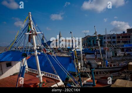 Barche di fronte al mercato Ver-o-peso, fiume, Belém, Pará, Brasile Foto Stock