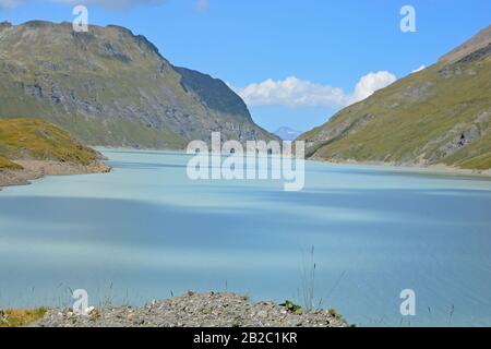 Grande Dixence Dam nel sud della Svizzera con il Dix Lago, alimentati da oltre 100km di gallerie d'acqua, fornendo energia pulita a Swizerland. Foto Stock