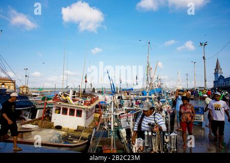 Barche di fronte al mercato Ver-o-peso, fiume, Belém, Pará, Brasile Foto Stock