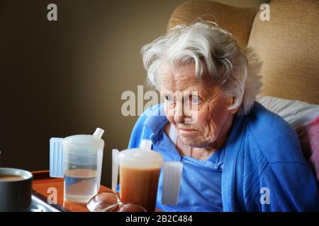 Ritratto di una vecchia signora che soffre di demenza - John Gollop Foto Stock