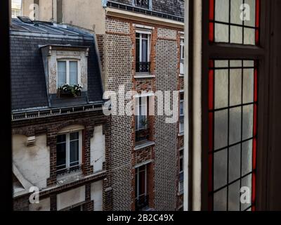 Scala in un vecchio edificio di appartamenti a Parigi. Lavabo comune e antiche vetrate colorate. Stato abbandonato.. Francia Foto Stock