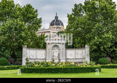 Monumento dedicato allo scrittore austriaco Franz Grillparzer nei Volksgarten di Vienna Foto Stock