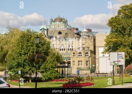 Crescent Gardens con il Royal Hall Grade II edificio in background, Ripon Road, Harrogate, North Yorkshire, Regno Unito. Foto Stock