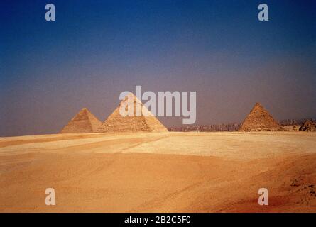 Viaggio - Piramide di Khafre e la Grande Piramide Cheope o Khufu e Piramide di Menkaure alle Piramidi di Giza al Cairo in Egitto nel Nord Africa Foto Stock