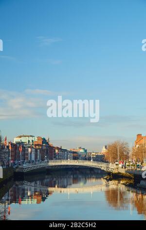 Il ponte Ha'penny nella città di Dublino, Irlanda Foto Stock