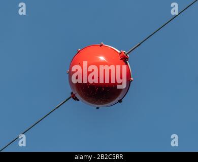 sfera di segnale rosso/bianco su linee ad alta tensione, tecnologia Foto Stock