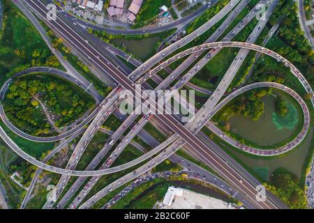 Incrocio Infinity segnaletica stradale con auto e verde parco stagno vista aerea Foto Stock