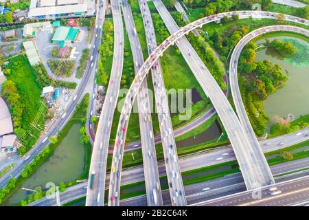 Incrocio Infinity segnaletica stradale con auto e verde parco stagno vista aerea Foto Stock