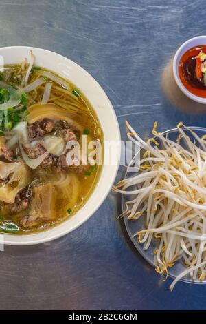 Foto verticale di noodle zuppa vietnamita - Pho Foto Stock