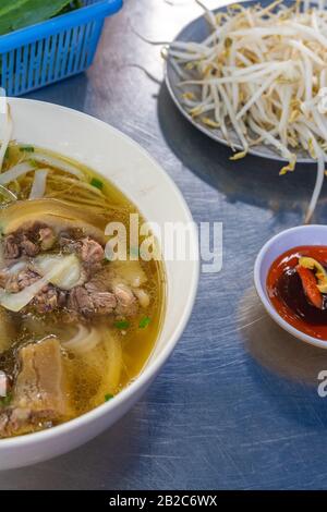 Foto verticale della zuppa di noodle sul tavolo Foto Stock