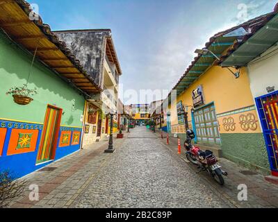 Guatapé è una località turistica andina nel nord-ovest della Colombia, a est di Medellín. È conosciuta per le sue case decorate con colorati bassorilievi. Si siede da Th Foto Stock