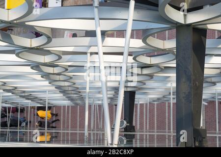 Si affaccia tra la facciata e la parte anteriore dell'edificio della Biblioteca di Birmingham, Centenary Square, Birmingham, Inghilterra Foto Stock