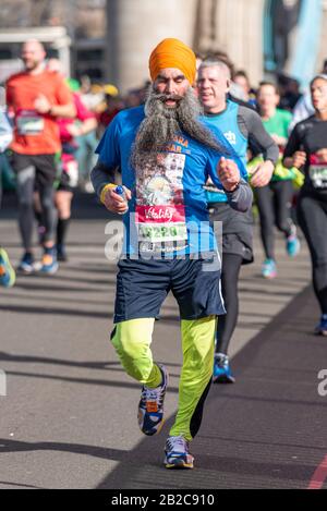 Corridore maschio indiano. Gurmail Singh Khalsa 18228 corse nella mezza maratona Vitality Big Half attraversa Tower Bridge, Londra, Regno Unito, indossando il turbante Foto Stock