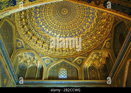 Decorazione dorata del Registan Medrese interno. Samarcanda. Foto Stock