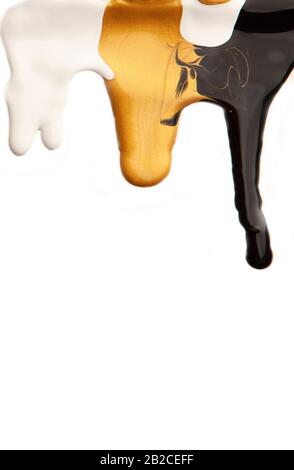 Vernici bianche, oro e nere che sgocciolano su fondo bianco Foto Stock