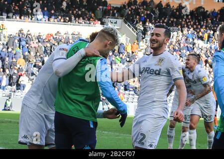 29th Febbraio 2020, KCOM Stadium, Hull, Inghilterra; Sky Bet Championship, Hull City / Leeds United : Jack Harrison (22) celebra Tyler Roberts (11) di Leeds United Goal che lo ha reso 4 - 0 Foto Stock