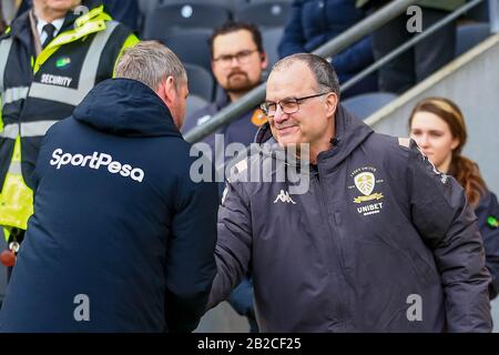 29th Febbraio 2020, KCOM Stadium, Hull, Inghilterra; Sky Bet Championship, Hull City / Leeds United : Grant McCann testa allenatore di Hull City accoglie Marcelo Bielsa manager di Leeds United Foto Stock