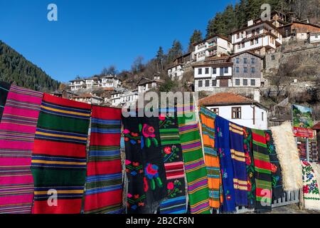 Shiroka Laka, Bulgaria - 01 marzo 2020: Vecchie case di villaggio nella montagna Rodopa. Villaggio Shiroka Laka, Bulgaria. Foto Stock