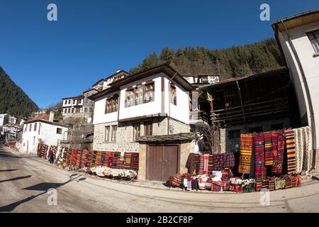 Shiroka Laka, Bulgaria - 01 marzo 2020: Vecchie case di villaggio nella montagna Rodopa. Villaggio Shiroka Laka, Bulgaria. Foto Stock