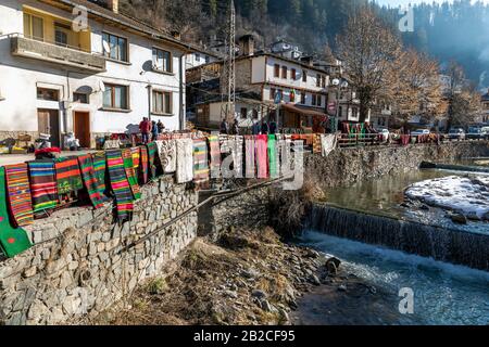 Shiroka Laka, Bulgaria - 01 marzo 2020: Vecchie case di villaggio nella montagna Rodopa. Villaggio Shiroka Laka, Bulgaria. Foto Stock