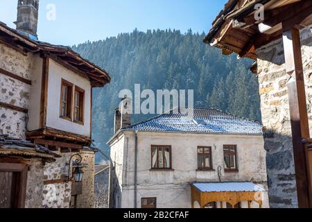 Shiroka Laka, Bulgaria - 01 marzo 2020: Vecchie case di villaggio nella montagna Rodopa. Villaggio Shiroka Laka, Bulgaria. Foto Stock