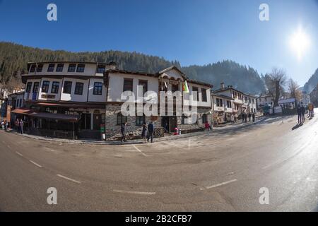 Shiroka Laka, Bulgaria - 01 marzo 2020: Vecchie case di villaggio nella montagna Rodopa. Villaggio Shiroka Laka, Bulgaria. Foto Stock