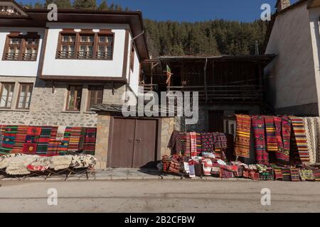 Shiroka Laka, Bulgaria - 01 marzo 2020: Vecchie case di villaggio nella montagna Rodopa. Villaggio Shiroka Laka, Bulgaria. Foto Stock