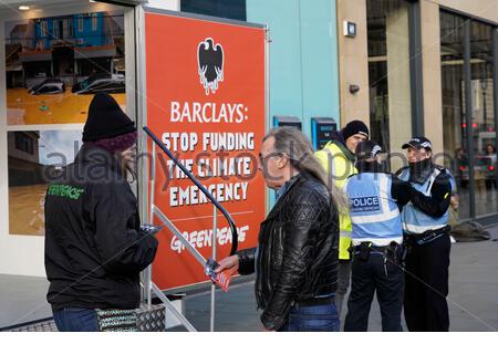 Edimburgo, Scozia, Regno Unito. 2nd Mar 2020. Barclays: Stop Funding The Climate Emergency. Gli attivisti Greenpeace al di fuori della filiale della Barclays Bank in Princes Street. Bloccando l'ingresso della diramazione si rimane chiuso tutto il giorno. Distribuzione di opuscoli. Credito: Craig Brown/Alamy Live News Foto Stock