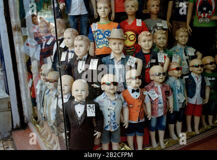 Fotografia di strada - Mannequins in un negozio di moda nel centro del Cairo centrale in Egitto in Nord Africa Medio Oriente Foto Stock