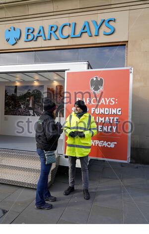 Edimburgo, Scozia, Regno Unito. 2nd Mar 2020. Barclays: Stop Funding The Climate Emergency. Gli attivisti Greenpeace al di fuori della filiale della Barclays Bank in Princes Street. Bloccando l'ingresso della diramazione si rimane chiuso tutto il giorno. Distribuzione di opuscoli. Credito: Craig Brown/Alamy Live News Foto Stock