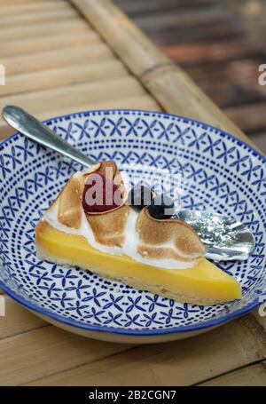 formaggio al limone di closeup crostata su piatto di design Foto Stock