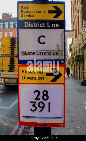 Cartello stradale sostitutivo della ferrovia, St James's London Foto Stock