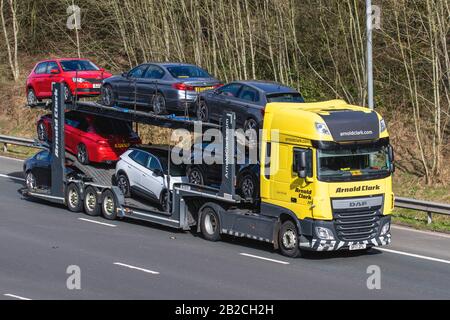 Arnold Clarke Haulage consegna camion, ritiro e consegne, camion, trasporto, auto e camion, carico, veicolo DAF, consegna, trasporto commerciale, industria, sul M61 a Chorley, Regno Unito Foto Stock