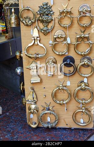 Brassl tradizionale maltese porte-knockers in vendita a Malta Foto Stock