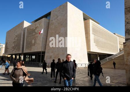 Valletta, Malta 02/05/2020 Persone che camminano davanti alla Casa del Parlamento - edificio contemporaneo a emissioni zero progettato da Renzo piano. Foto Stock