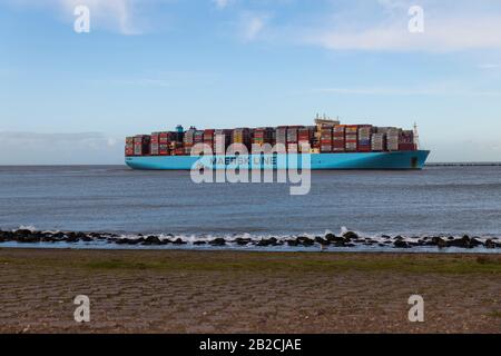 Rotterdam,Holland,01-marzo-2020:una delle più grandi navi portacontainer che entrano a rotterdam, l'importazione di container è ridotta dal virus corona COVID-19, normale queste navi entrano più spesso Foto Stock