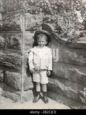 Fotografia del 1898 antico, ragazzo giovane in abito marinaio a Central Park, New York City, New York. FONTE: FOTOGRAFIA ORIGINALE Foto Stock