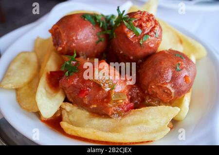 Salsicce di chorizo con patate fritte servite come tapas in un ristorante spagnolo Lanzarote isole canarie spagna Foto Stock