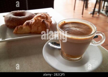Ciambella croissant e caffè leche leche prima colazione in una caffetteria Lanzarote canarie isole spagna Foto Stock
