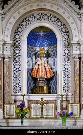 La statua del Bambino Bambino Bambino di Praga a Santa Teresa, la chiesa carmelitana di Teresa a Clarendon St. Dublin, Irlanda ' Foto Stock