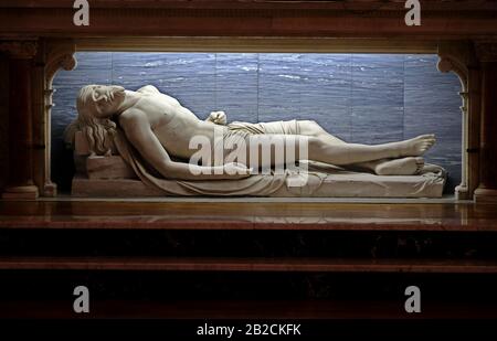 Sdraiata La Figura Di Cristo Sull'Altare Nella Chiesa Carmelitana Di Santa Teresa, Clarendon Street Dublin, Irlanda Foto Stock